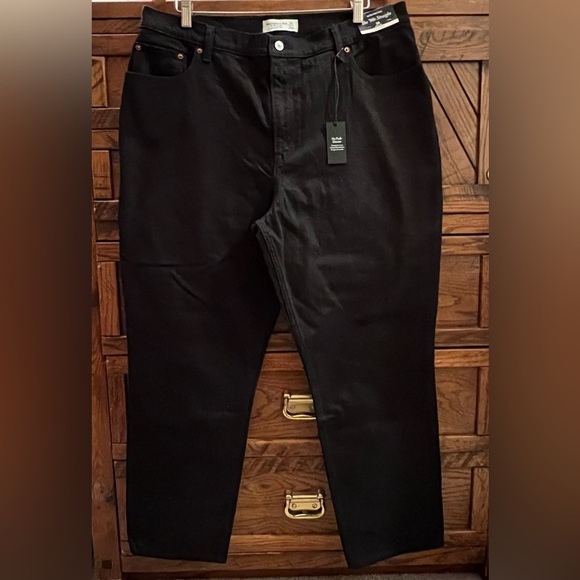 NWT Abercrombie & Fitch Curve Love Ultra High Rise 90s Straight Jean Sz 34 Black - Picture 2 of 14